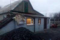 Боевики девять часов обстреливали Марьинку, снаряды попали в жилой дом