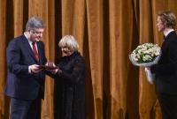Порошенко вручил актрисе Аде Роговцевой премию Довженко на сцене театра