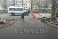 В Киеве из-за проседания асфальта остановились трамваи и авто: образовалась пробка