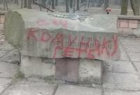 Во Львове разрушили памятник коммунистическому деятелю