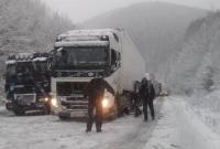 Из-за снегопада на Закарпатье частично ограничили движение грузовиков