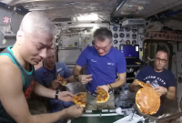 Астронавты МКС приготовили пиццу в невесомости (видео)