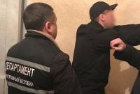 На Кировоградщине задержали полицейского, который носил заключенным торты с наркотиками