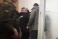 Парасюк снова угодил в скандал с избиением: ударил полицейского в суде (видео)