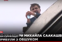 Саакашвили угрожает спрыгнуть с крыши дома из-за обыска в его квартире