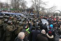 В центре Киева сторонники Саакашвили ломают забор и снова строят баррикады