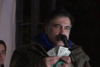 Саакашвили в сопровождении охранников и жены и тысяча долларов от какой-то женщины: как прошло вече возле Рады (видео)