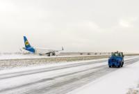 Непогода в "Борисполе": снег убирают, но некоторые рейсы задерживаются