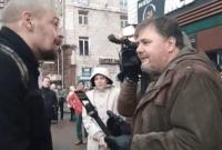 В центре Киева член "Правого сектора" ударил скандального журналиста Коцабу в лицо во время съемки (видео)