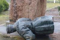 В Черниговской области националисты повалили памятник генералу НКВД