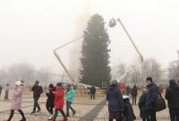 Главную новогоднюю елку Украины привели в порядок и начали украшать