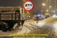 В Киеве грузовик с кирпичом перекрыл три полосы движения