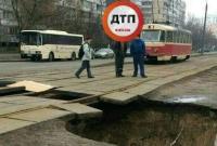 В КГГА объяснили, почему в Киеве под трамвайными путями образовалась огромная яма