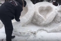Покрасившие снег белой краской российские коммунальщики попали на видео