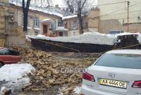 В центре Киева обрушилась стена между домами: повреждены машины и газопровод