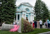 Клумба в виде букета невесты появилась в центре Харькова