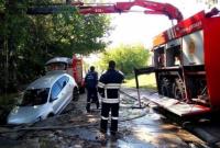 Автомобиль провалился под асфальт из-за прорыва трубы в Киеве
