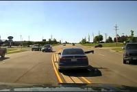 В США мужчина на ходу запрыгнул в автомобиль, чтобы спасти водителя (видео)