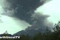 В Японии начал извергаться вулкан: пепел поднимается на три километра (видео)