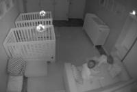 Тайная жизнь малышей: скрытая камера сняла, что близнецы делают ночью (видео)