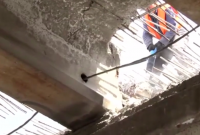 Журналисты узнали, почему в столичном Южном мосту появились сквозные дыры (видео)