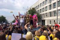 На метро Льва Толстого в Киеве на иностранца-участника Марша равенства напали противники акции