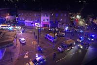 Фургон врезался в пешеходов возле мечети в Лондоне, есть пострадавшие (видео)