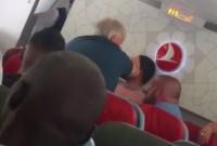 В Британии прямо в самолете избили пассажира, после чего депортировали (видео)