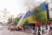 В здании напротив ЦУМа в столице горит последний этаж, движение транспорта перекрыли
