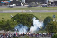 В Венесуэле военные применили оружие против протестующих возле авиабазы