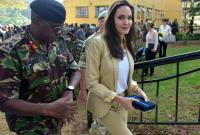 Красная помада и стильный костюм: 42-летняя Анджелина Джоли порадовала внешним видом в Кении (видео)
