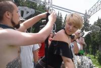 Рекорд по одновременному спуску на троллее с помощью креплений за кожу спины установили в Украине