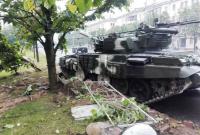 В центре Минска танк врезался в дерево и снес фонарный столб (видео)