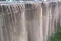 После ливней мост в Каменец-Подольском превратился в водопад (видео)