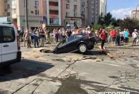 В Киеве иномарка провалилась под асфальт двумя колесами