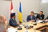 Министр обороны Украины обсудил с министром обороны Канады события на Донбассе и пригласил в Украину