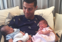 Криштиану Роналду показал новорожденных близнецов (фото)