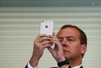 Медведев призвал российских аграриев не бояться отмены санкций, так как это не произойдет