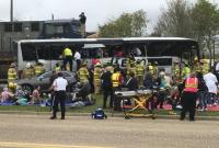 В США поезд врезался в пассажирский автобус, есть жертвы