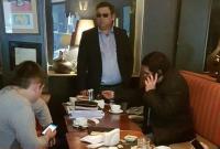 Журналисты подслушали стратегии защиты адвокатов Насирова в ресторане