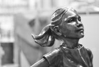 В Нью-Йорке появилась статуя в честь "Дерзкой девочки"