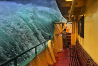 Соцсети покорило фото удара гигантской волны о борт судна