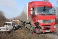Легковушка столкнулась с грузовиком в Запорожской области: один человек погиб, четверо пострадали