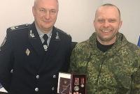 Порошенко наградил полицейского-участника стычки с Парасюком