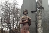 Памятник Е.Телиге отмыли от краски в Бабьем Яру