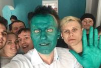 Навального облили зеленкой в Барнауле (видео)