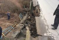 Во Львовской области обвалилась часть моста через Днестр