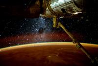 Астронавты NASA потеряли фрагмент защитной обшивки МКС (видео)