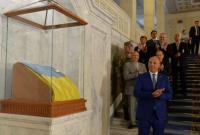 Рада потратила 1,3 миллиона гривен на перенос экспозиции с флагом - СМИ