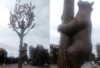 На Черниговщине установили скульптуру медведя на сосне